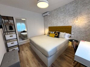 1 chambre, fer et planche à repasser