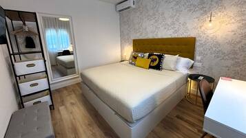 1 slaapkamer, een strijkplank/strijkijzer