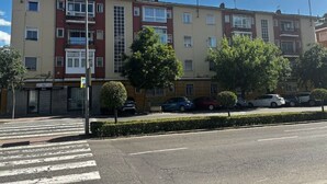 A multi-story residential building with a flat facade, several windows, and a parking area with cars. - PIO XII XXI - B - Bright, central, and cozy apartment. - Deluxe 1 bedroom apartment (Talavera de la Reina)