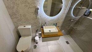 A modern bathroom with a toilet, sink, and shower. - PIO XII XXI - B - Bright, central, and cozy apartment. - Deluxe 1 bedroom apartment (Talavera de la Reina)