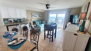 Leilighet, 1 kingsize-seng med sovesofa (The Summit 431) | Oppholdsområde | TV