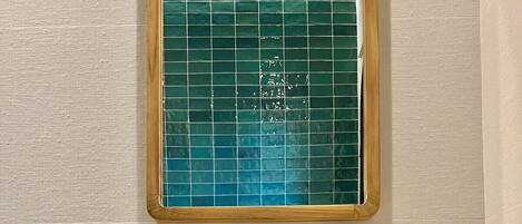 Een douche, een haardroger, handdoeken, zeep