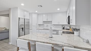 Refrigerador, microondas, horno, placa de cocina