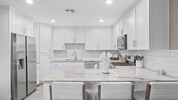 Een koelkast, een microgolfoven, een oven, een kookplaat