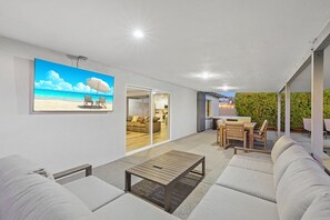 Televisión y chimenea