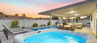 Free Heated Pool & Spa Oasis near Old Town — Fire Pit • XL Patio • Games