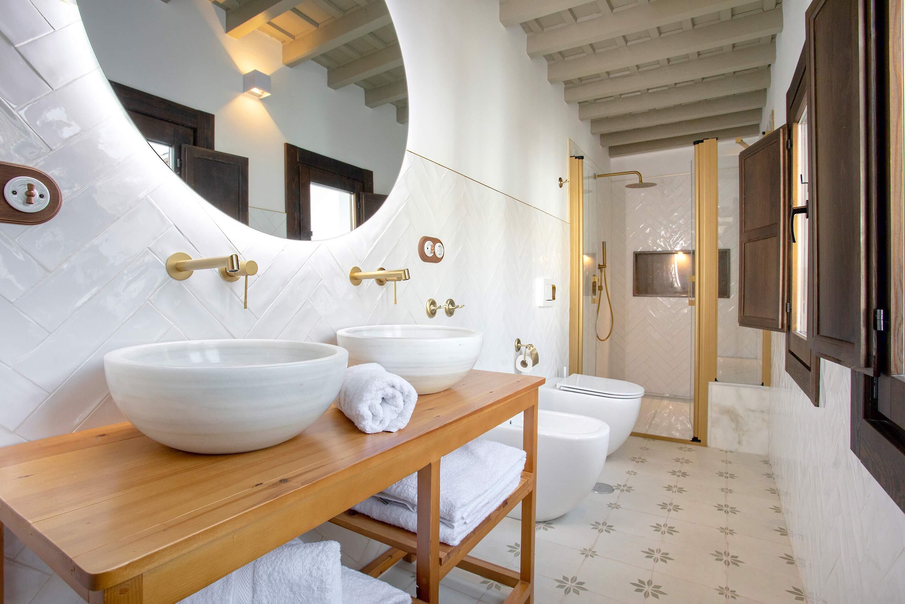 Apartemen (2 Bedrooms) | Kamar mandi | Pengering rambut, handuk, sabun, dan sampo