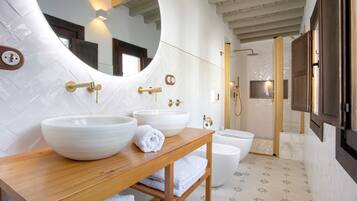 Appartement (2 Bedrooms) | Badkamer | Een haardroger, handdoeken, zeep, shampoo