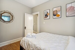 2 bedrooms, desk, free WiFi, bed sheets - ONLY 10 min to Cleveland Clinic (Cleveland)