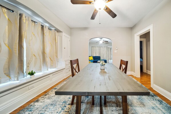 Dining - ONLY 10 min to Cleveland Clinic (Cleveland)