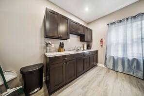 Fridge, microwave, oven, stovetop - ONLY 10 min to Cleveland Clinic (Cleveland)