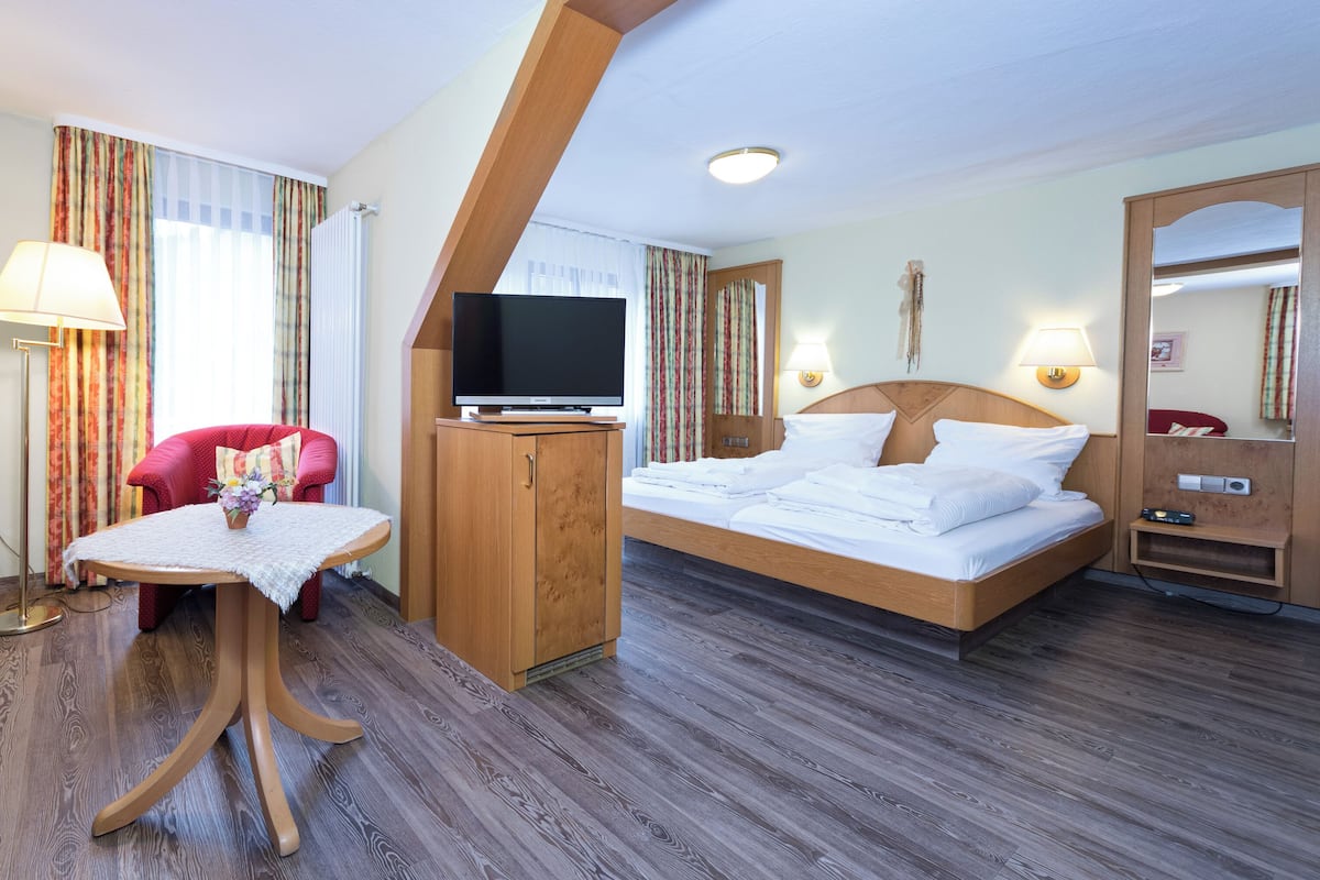Junior Triple Room | Hypo-allergenic bedding, in-room safe, desk, laptop workspace