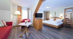 Junior driepersoonskamer | Hypoallergeen beddengoed, een kluis op de kamer, een bureau