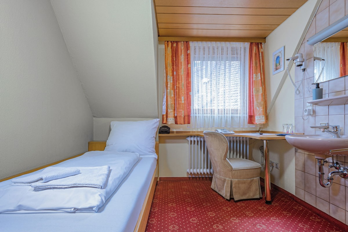 Standard Single Room | Hypo-allergenic bedding, in-room safe, desk, laptop workspace