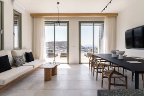 Villa Exclusive, vue plage | Coin séjour | Télévision LED de 50 pouces avec chaînes numériques