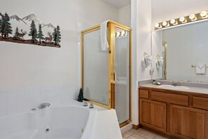 Shower, jetted tub, hair dryer, towels - Cozy Mountain Condo • Fireplace • Near RMNP (Estes Park)