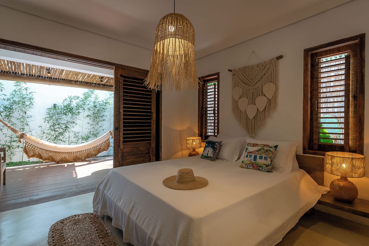 Deluxe Twin kamer, balkon, uitzicht op tuin (Suite Mata) | Een minibar, een kluis op de kamer, een strijkplank/strijkijzer