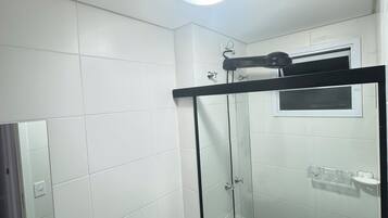 Chuveiro, secador de cabelo, toalhas de banho, sabonete