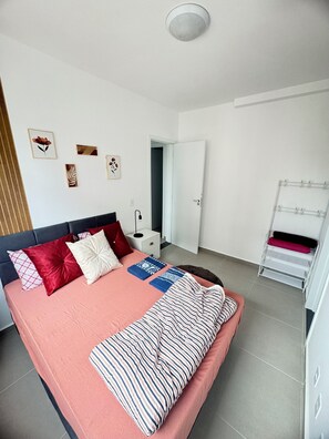 2 bedrooms, iron/ironing board, WiFi, bed sheets