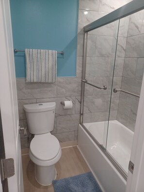 Sèche-cheveux, serviettes fournies, savon, papier toilette