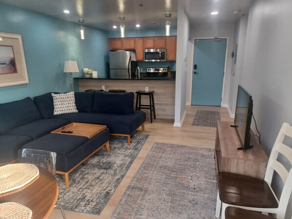 Smart TV - Off the Hook! Stylish 2BD/2BA Condo, 1.5 Block to Beach, Walk to Everything, (Virginia Beach)