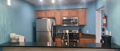 Refrigerador, microondas, horno, placa de cocina