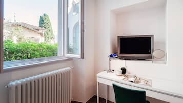 Apartment, Mountain View | 1 bedroom, premium bedding, down comforters, iron/ironing board
