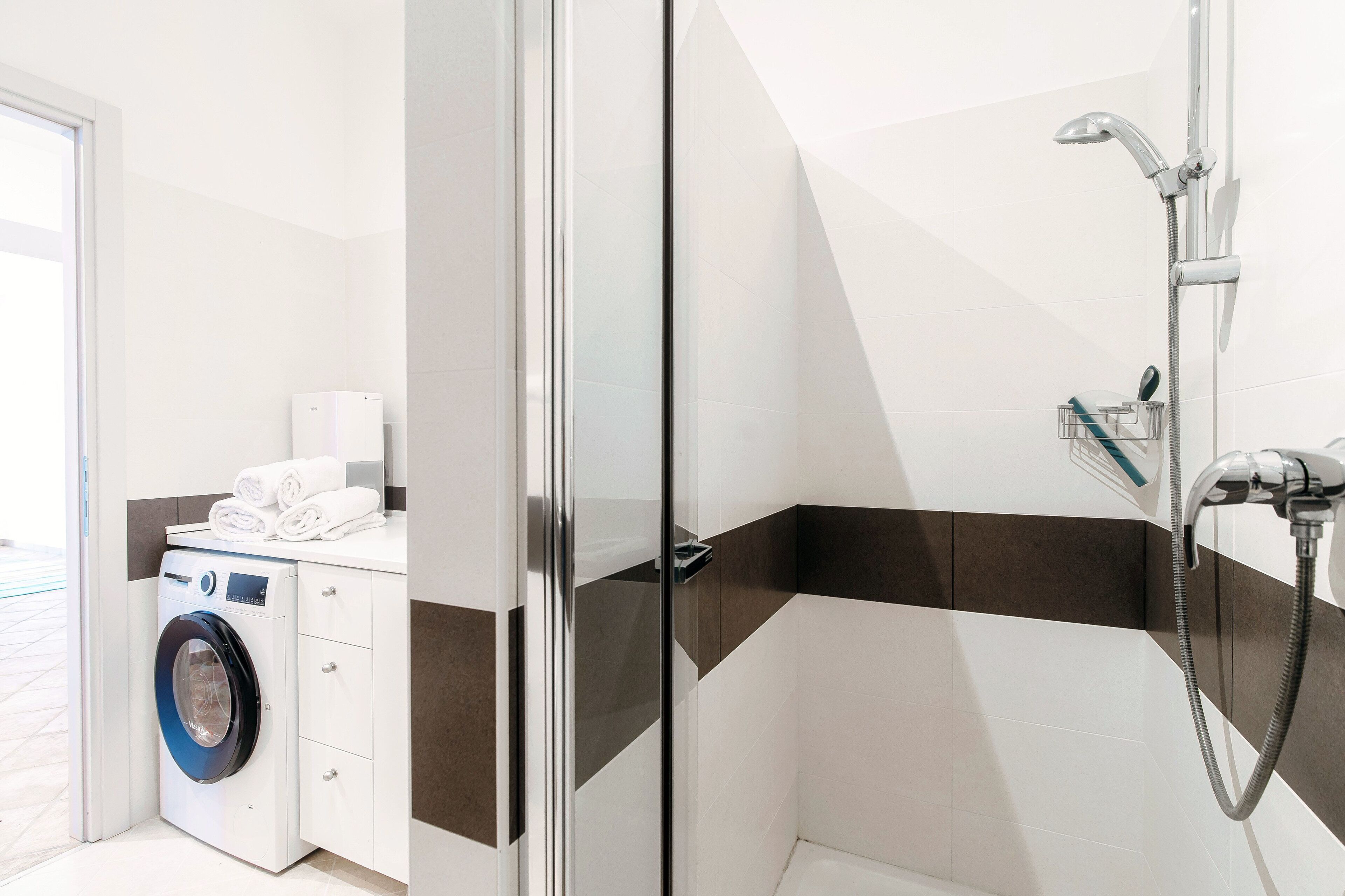 Apartment, Mountain View | Bathroom | Shower, free toiletries, hair dryer, towels