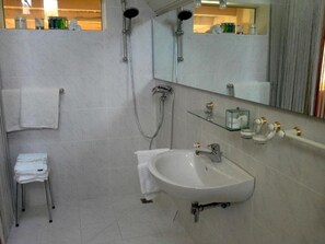 Een douche, een haardroger, een bidet, handdoeken