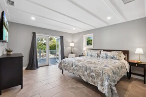 3 bedrooms, desk, iron/ironing board, WiFi - Blue Banyan Boathouse w/POOL/DOCK! (Naples)