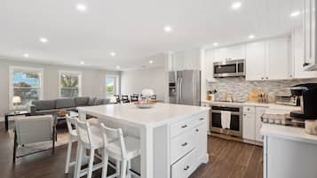 Lemari es, microwave, oven, dan kompor