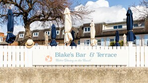 2 restaurants; breakfast and dinner served  - Beach Hut Suites (Bognor Regis)