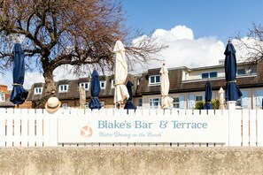 2 restaurants; breakfast and dinner served  - Beach Hut Suites (Bognor Regis)