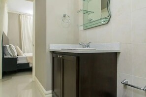 Serviettes fournies, savon, papier toilette