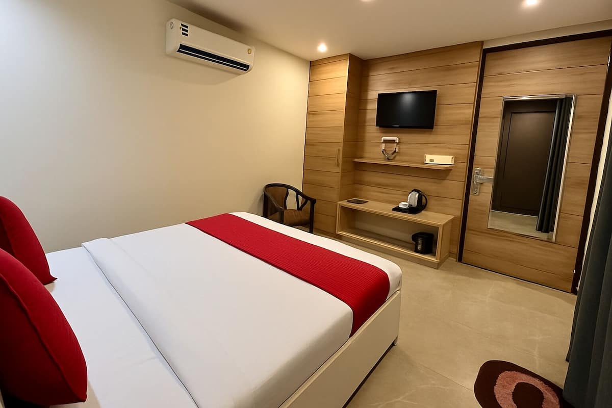 Habitación Deluxe, vista a la ciudad | Escritorio, espacio para trabajar con laptop, camas extra y wifi gratis