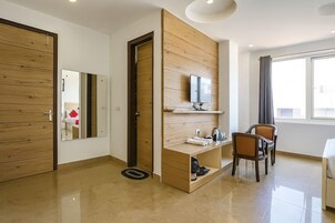 Fjölskylduherbergi | Skrifborð, vinnuaðstaða fyrir fartölvur, aukarúm