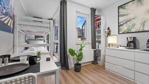 1 slaapkamer, een bureau, een strijkplank/strijkijzer, wifi