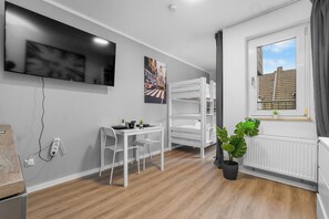 1 habitación, escritorio, tabla de planchar con plancha y wifi 