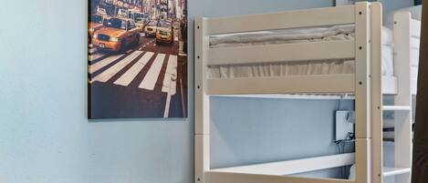 1 slaapkamer, een bureau, een strijkplank/strijkijzer, wifi