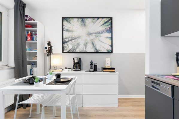 Kjøleskap, mikrobølgeovn, ovn og kokeplater