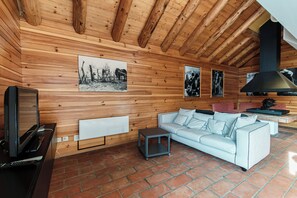 公寓客房, 2 間臥室, 庭院 | 起居區 | 32-吋平面電視、衛星頻道、壁爐