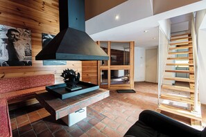 Apartment, 2 Schlafzimmer, Terrasse | Wohnbereich | 32-Zoll-Flachbildfernseher mit Satellitenempfang, Kamin