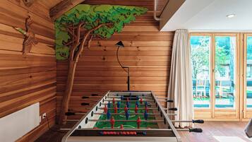 Appart'hôtel, 2 chambres, patio | Coin séjour