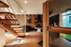 公寓客房, 2 間臥室, 庭院 | 起居區 | 32-吋平面電視、衛星頻道、壁爐