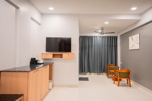 Quarto casal superior, sacada, vista para o mar | Espaço de trabalho para notebook, ferros/tábuas de passar roupa