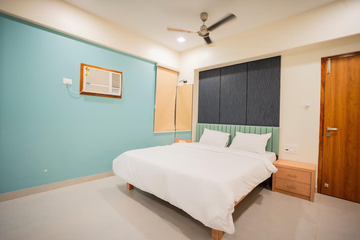 Habitación doble superior, balcón, vistas al mar | Espacio para trabajar con un portátil y tabla de planchar con plancha