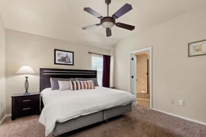 3 bedrooms, iron/ironing board, WiFi, bed sheets - 3 mi to Lackland, King bed, TVs, Stocked Kitchen! (San Antonio)