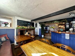 Studio | Dining - Courtyard Rooms - Studio - Double Bed - Wifi (Northallerton)