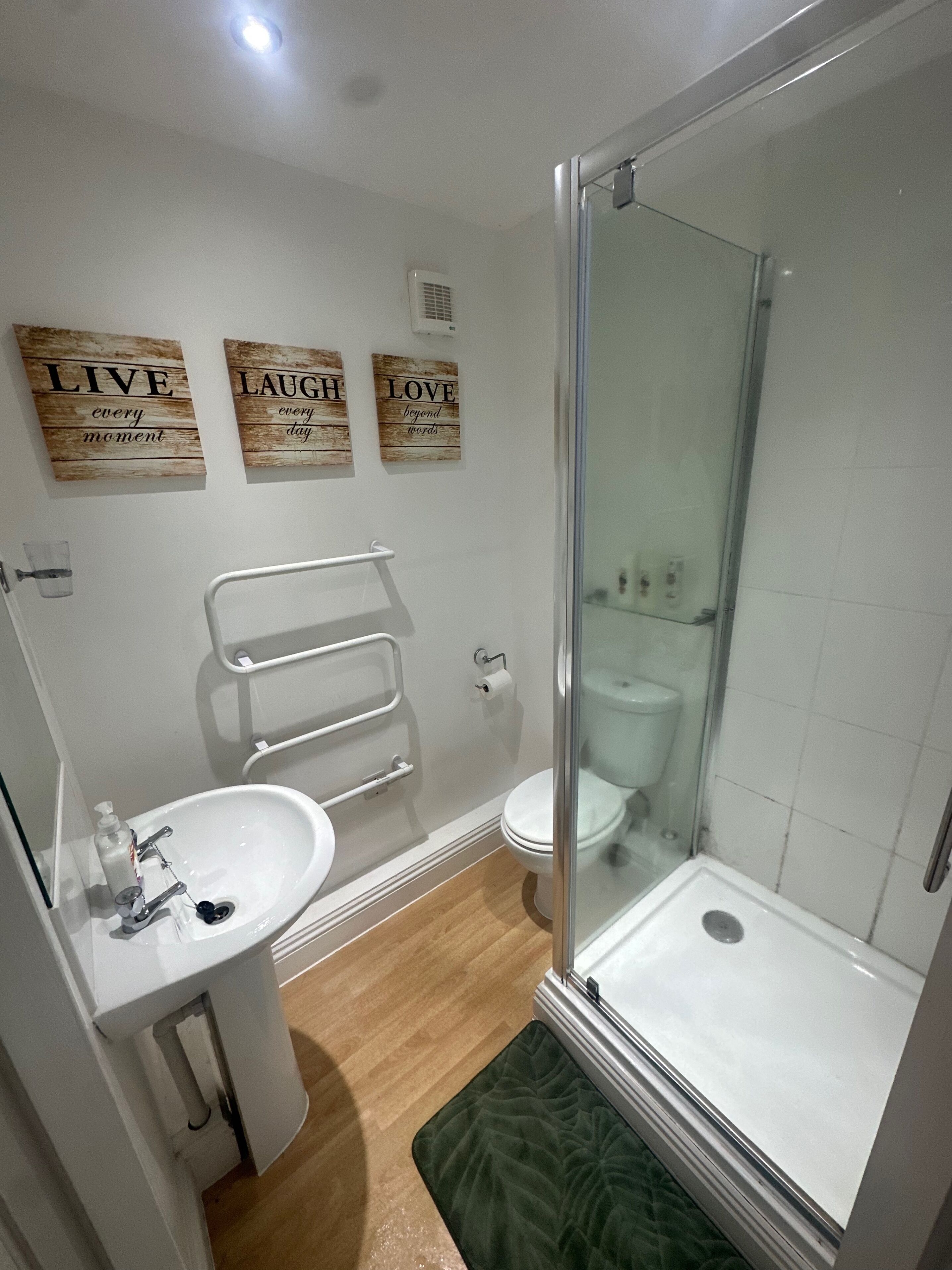 Studio | Bathroom | Shower, towels, toilet paper
