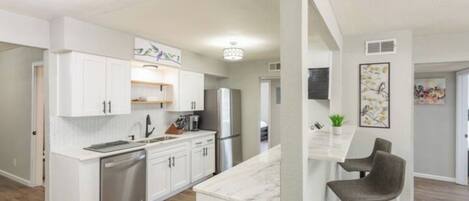 Batterie de cuisine, vaisselle et ustensiles, serviettes en papier